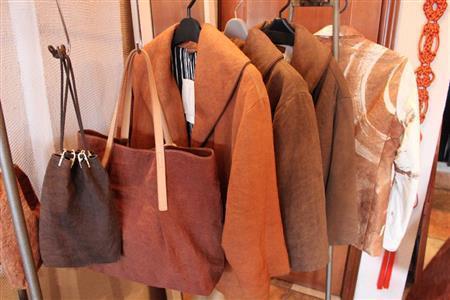 柿渋染めのバッグや衣類は温かみのある味わいがある＝２０１５年９月７日、岐阜県岐阜市のセントラル・トレイディング（藤沢志穂子撮影）