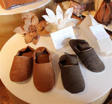 柿渋和紙のスリッパはとても温かそう＝２０１５年９月７日、岐阜県岐阜市のセントラル・トレイディング（藤沢志穂子撮影）