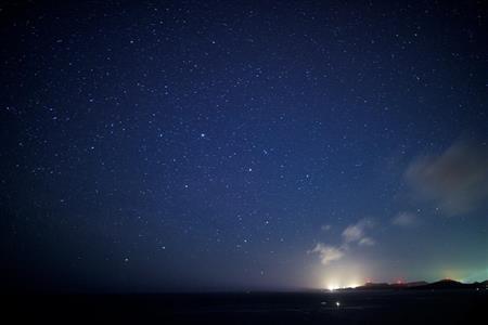 南十字星は大航海時代には方角を知る手がかりとされていた（南十字星は下の石垣空港の明かりの左上）＝沖縄県・石垣島（永山真治さん撮影）