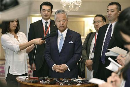 ＴＰＰ閣僚会合を前に記者の質問に答える甘利ＴＰＰ相＝９月２９日、米アトランタ（共同）