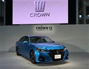 トヨタ自動車が一部改良して発売した「天空」色の「クラウン」＝１日、東京都江東区