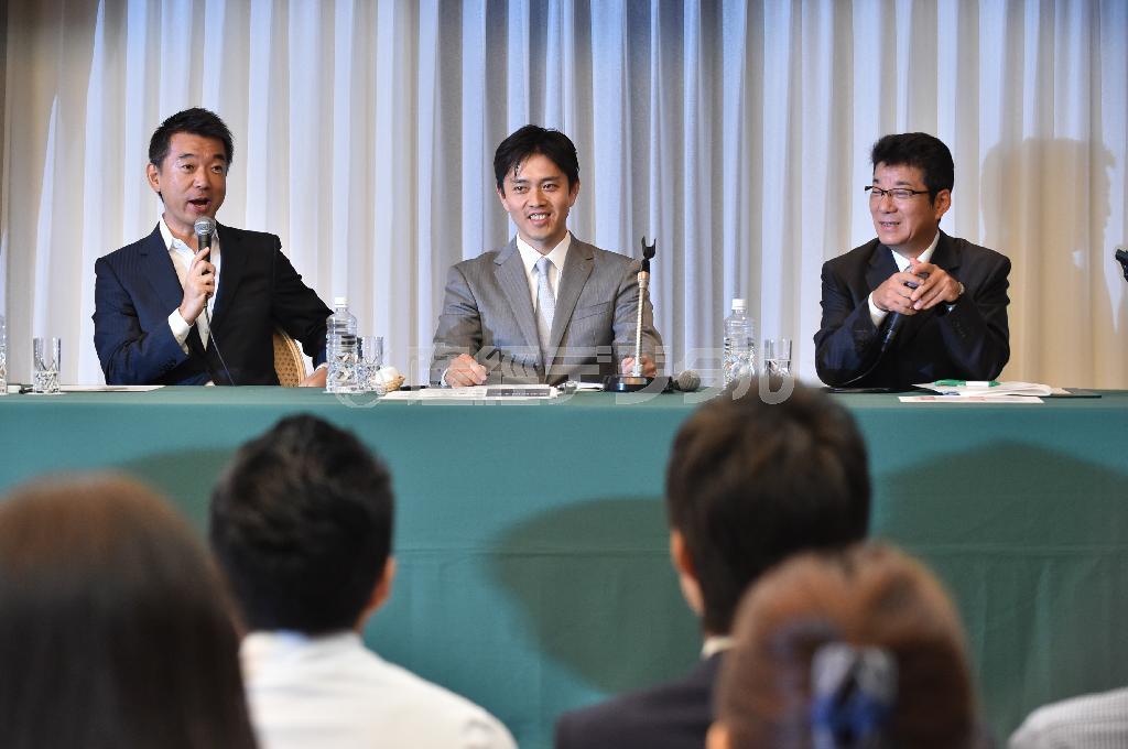 記者会見に臨む橋下（はしもと）徹大阪市長（左）と松井一郎大阪府知事（右）。中央は、「おおさか維新の会」から大阪市長選への出馬を表明した吉村洋文（ひろふみ）衆院議員＝２０１５年１０月１日、大阪市北区（頼光和弘撮影）