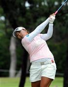 ９番でティーショットを放つ鈴木愛＝２０１５年１０月１日、石川県加賀市の片山津ＧＣ（高井良治撮影）