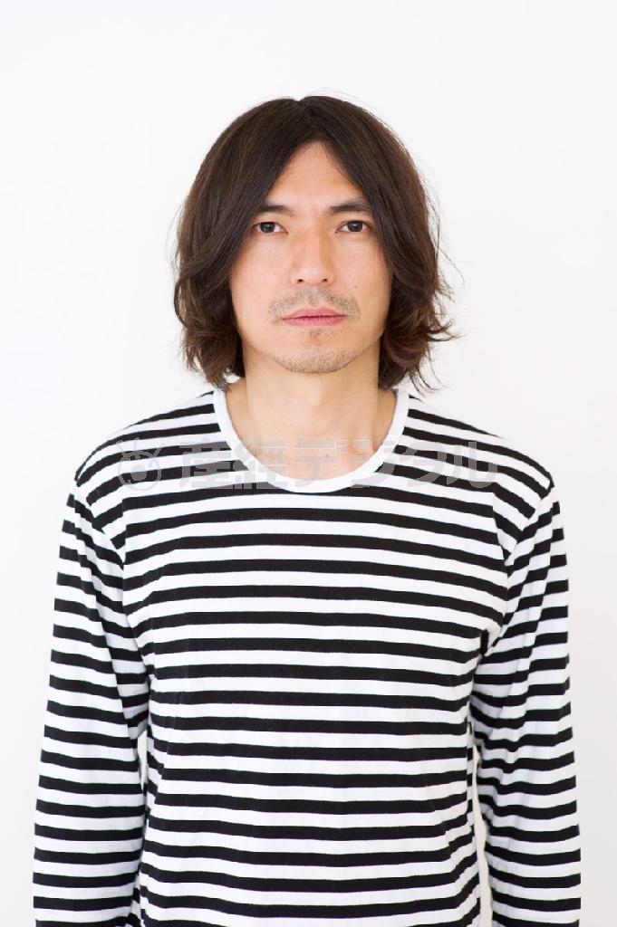 Ｊ－ＷＡＶＥ土曜夜１０時の新番組「ＯＴＨＥＲＳ」のナビゲーター、ふかわりょうさん（提供写真）