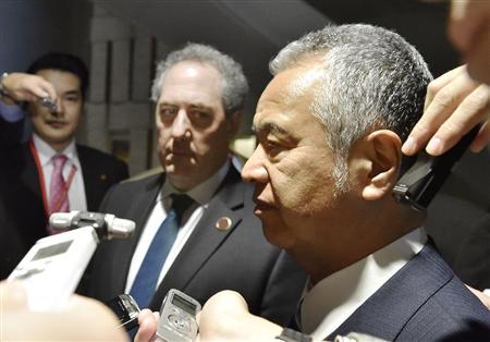 ２日目の全体会合を終え、記者団に囲まれる甘利ＴＰＰ相（右）とフロマン米通商代表＝１日、米アトランタ（共同）