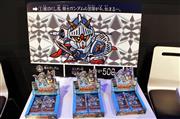 「SDガンダム外伝」主人公・ナイトガンダムの巨大カードダス（奥）。新ゲーム用のカードは写真手前のパックか、カード自販機で販売される