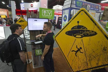 あるイベントでブースに飾られた“宇宙人に注意”の標識。門外漢の想像は笑い話で済むが、権威ある専門家の“警告”となると、重みが違う＝２０１５年８月６日、米ネバダ州ラスベガス（ロイター）