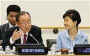 ９月２６日、米ニューヨークの国連で開かれた「セマウル運動」の関連行事で、あいさつする潘基文（パン・ギムン）事務総長。右は韓国の朴槿恵（パク・クネ）大統領＝２０１５年（聯合＝共同）