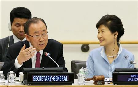 ９月２６日、米ニューヨークの国連で開かれた「セマウル運動」の関連行事で、あいさつする潘基文（パン・ギムン）事務総長。右は韓国の朴槿恵（パク・クネ）大統領＝２０１５年（聯合＝共同）