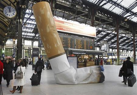 フランス南東部リヨンの駅に設置された巨大な「たばこの吸い殻」＝２０１２年１２月４日（ＡＰ）