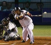 阪神戦の一回、先制適時打を放ったヤクルトの畠山（はたけやま）和洋＝２０１５年１０月２日、東京都新宿区・神宮球場（春名中撮影）