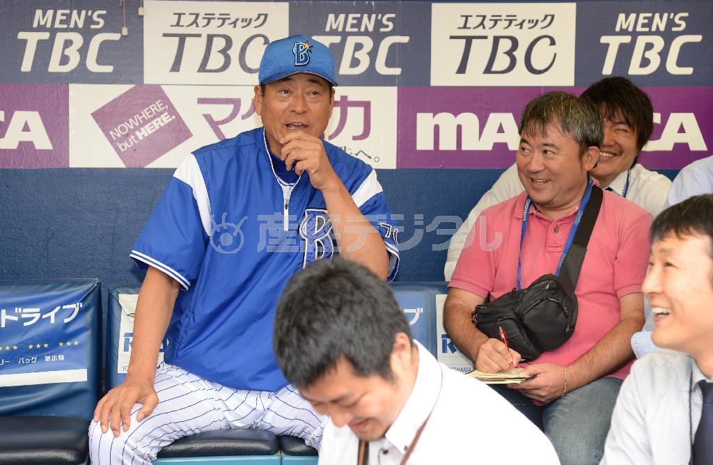 １０月２日、ベンチ入りし、報道陣と談笑するＤｅＮＡの中畑清監督（左）＝２０１５年、神奈川県横浜市中区の横浜スタジアム（矢島康弘撮影）