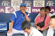 １０月２日、ベンチ入りし、報道陣と談笑するＤｅＮＡの中畑清監督（左）＝２０１５年、神奈川県横浜市中区の横浜スタジアム（矢島康弘撮影）