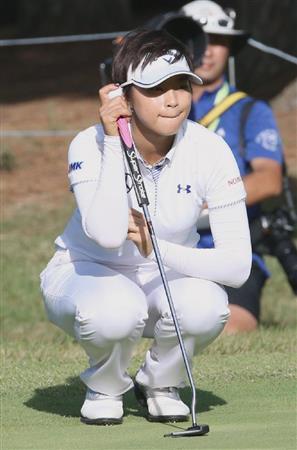 ９番でラインを読む柏原明日架＝２０１５年１０月２日、石川県加賀市の片山津ＧＣ（共同）