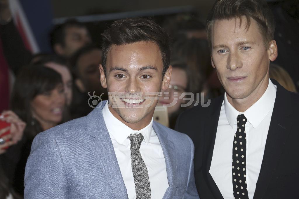 英男子飛込み競技選手、トーマス・デーリーさん（左）と米脚本家、ダスティン・ランス・ブラックさん＝２０１５年９月２８日、英国・首都ロンドン（ＡＰ）