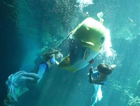 ふなっしーが水中シンクロ演技に挑戦！（フジテレビ提供）