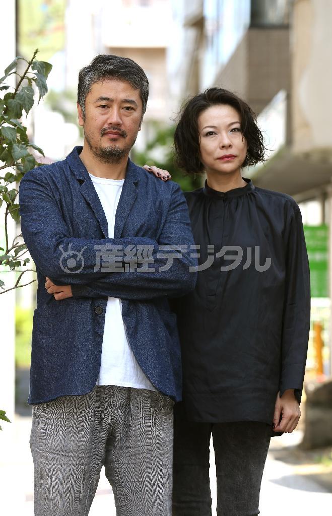 「猥雑でエネルギッシュな喜劇」を書いた赤堀雅秋さん（左）に「楽しみでドキドキ」という秋山菜津子さん＝２０１５年９月２１日、東京都渋谷区（小野淳一撮影）