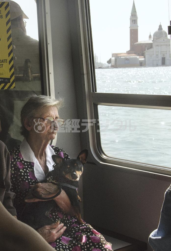 ヴァポレット（水上バス）は住む人々の日常の移動手段になっている。船窓から見えるのはサン・ジョルジョ・マッジョーレ教会＝イタリア・ヴェネト州ベネチア（酒井久美子さん撮影）