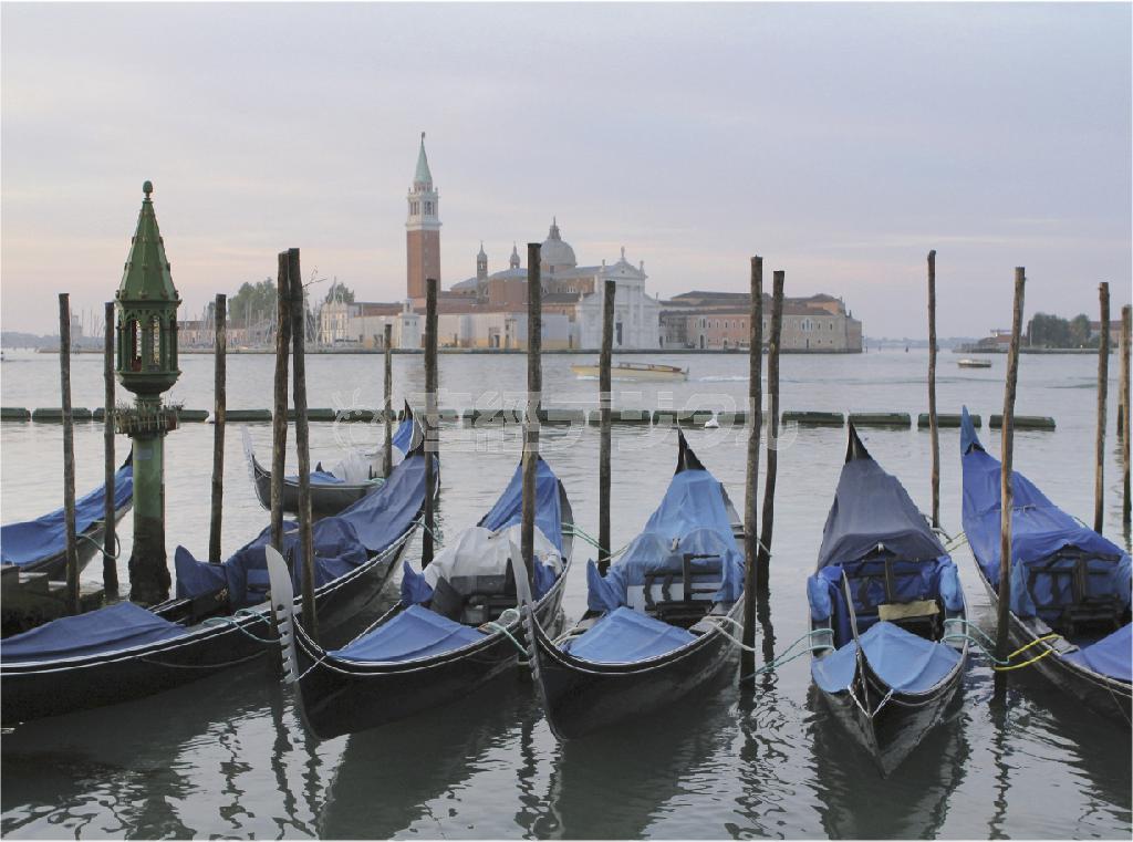 静かに並ぶゴンドラ。今日もたくさんの観光客を乗せて華やかに運河を彩るのだろう＝イタリア・ヴェネト州ベネチア（酒井久美子さん撮影）