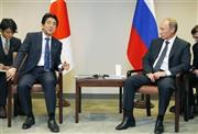 ロシアのウラジーミル・プーチン大統領（右）と会談する安倍晋三（しんぞう）首相＝２０１５年９月２８日、米ニューヨークの国連本部（共同）
