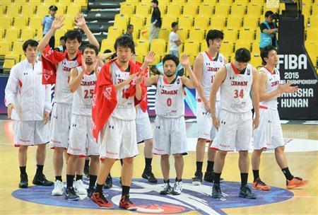 スタンドの声援に応える、フィリピンに敗れた田臥（たぶせ）勇太（０）ら日本選手＝２０１５年１０月２日、中国・湖北省長沙市（共同）