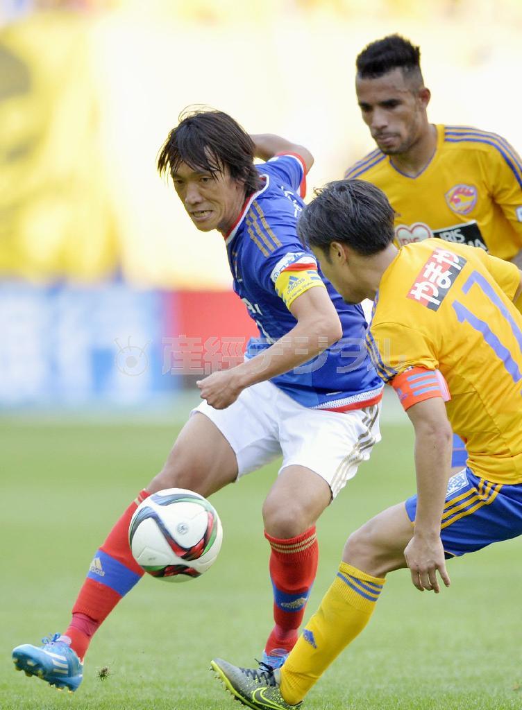 仙台－横浜Ｍ戦の後半、攻め込む横浜Ｍ・中村俊輔（左）＝２０１５年１０月３日、宮城県仙台市泉区のユアテックスタジアム（共同）