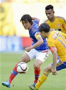 仙台－横浜Ｍ戦の後半、攻め込む横浜Ｍ・中村俊輔（左）＝２０１５年１０月３日、宮城県仙台市泉区のユアテックスタジアム（共同）