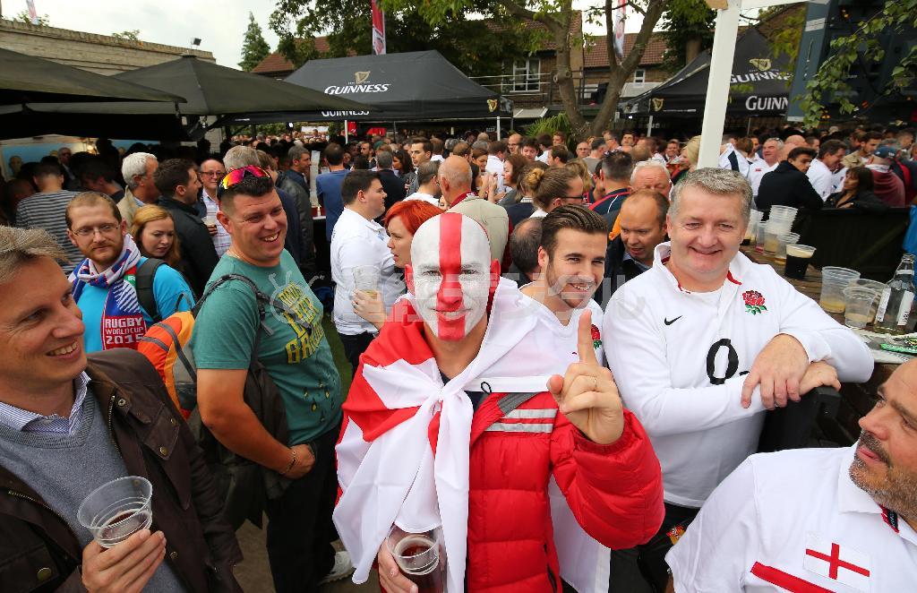 イングランド対フィジー戦の試合前、スタジアム近くのパブではビールを片手に盛り上がるファンの姿が見られた＝２０１５年９月１８日、英国・首都ロンドン（山田俊介撮影）