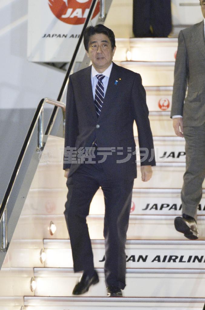 帰国した安倍晋三（しんぞう）首相＝２０１５年１０月２日夜、東京都大田区・羽田空港（共同）