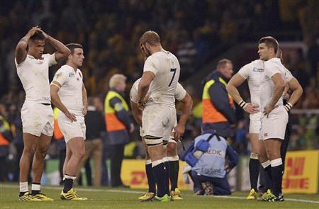 オーストラリアに１３－３３と完敗し、１次リーグでの敗退が決まり、うなだれる開催地のイングランド＝２０１５年１０月３日、英国・首都ロンドン（ＡＰ）