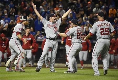 今季２度目の無安打無得点試合を達成し、駆け寄ったチームメートから祝福されるナショナルズのマックス・シャーザー（左から２人目）＝２０１５年１０月３日、米ニューヨーク（ＡＰ）