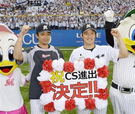 クライマックスシリーズ（ＣＳ）進出を決め、笑顔を見せるロッテのサブロー（左）と藤岡貴裕＝２０１５年１０月４日、千葉県千葉市美浜区のＱＶＣマリンフィールド（共同）