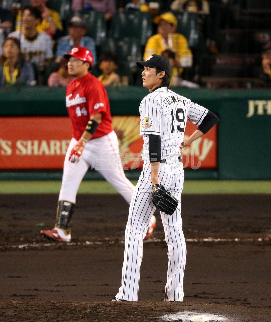 四回、広島の松山竜平に本塁打を浴びた阪神の藤浪晋太郎＝２０１５年１０月４日、兵庫県西宮市の甲子園球場（白鳥恵撮影）