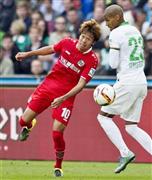 ブレーメン戦の後半、競り合うハノーバーの清武弘嗣（きよたけ・ひろし、左）＝２０１５年１０月３日、ドイツ・ニーダーザクセン州ハノーバー（共同）