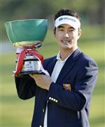 プレーオフを制し今季初優勝、カップを手に笑顔を見せる金亨成＝２０１５年１０月４日、愛知県みよし市の三好ＣＣ（共同）