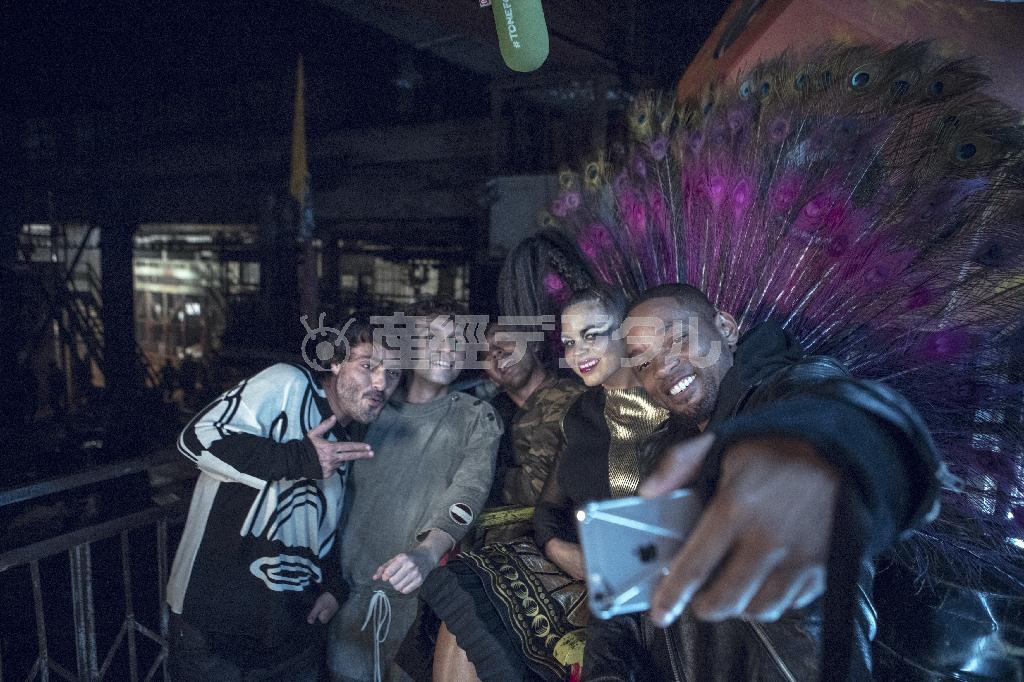 米俳優、ウィル・スミスさん（右）と、ラップ歌手として参加したコロンビアのバンド「ボンバ・エステーレオ」（写真左の４人）＝２０１５年（ＡＰ）