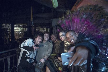 米俳優、ウィル・スミスさん（右）と、ラップ歌手として参加したコロンビアのバンド「ボンバ・エステーレオ」（写真左の４人）＝２０１５年（ＡＰ）