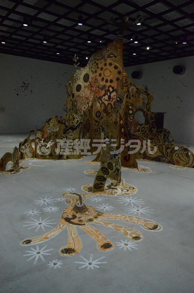 ２階の立体作品「土の旅」＝２０１５年９月２５日、神奈川県足柄郡箱根町（原圭介撮影）