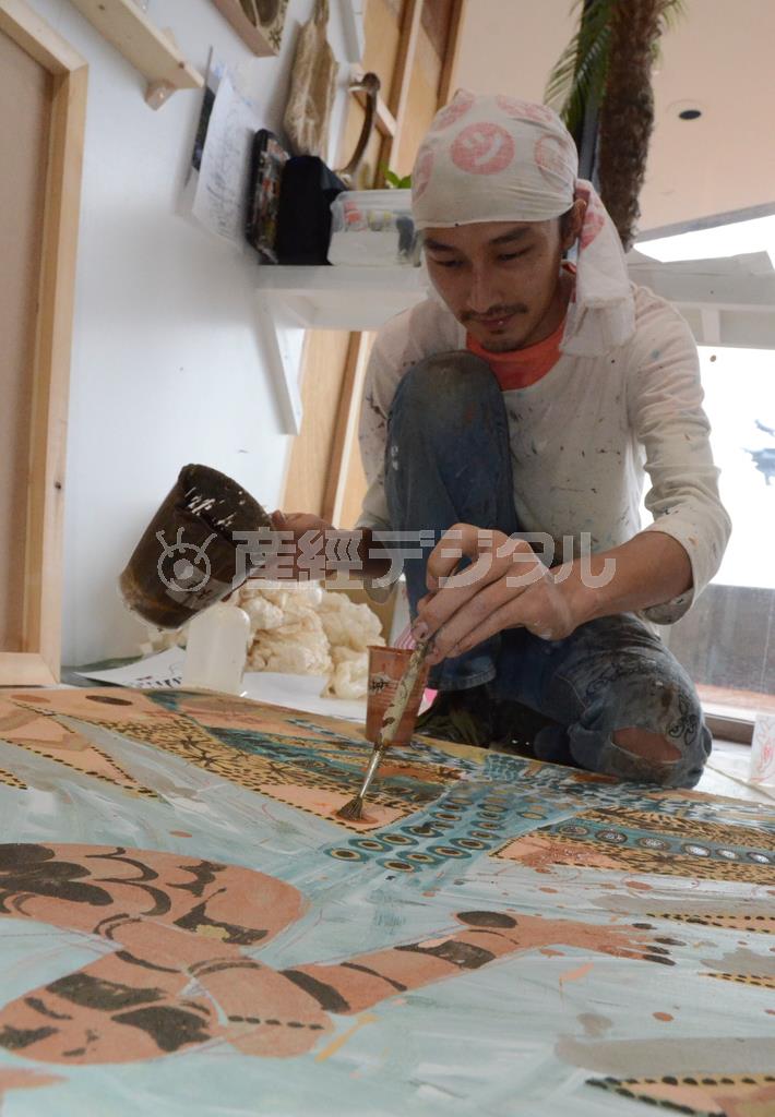 製作中の淺井裕介さん＝２０１５年９月２５日、神奈川県足柄郡箱根町（原圭介撮影）