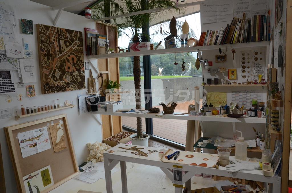 １階に設けられた「アトリエ」。作品や影響を受けた本などが並ぶ＝２０１５年９月２５日、神奈川県足柄郡箱根町（原圭介撮影）