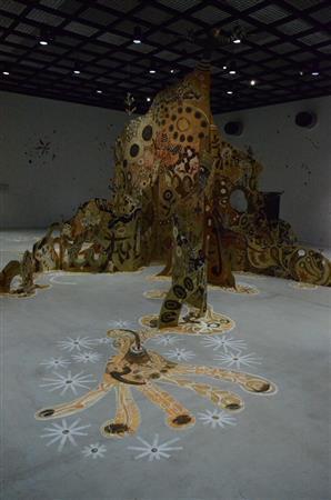 ２階の立体作品「土の旅」＝２０１５年９月２５日、神奈川県足柄郡箱根町（原圭介撮影）