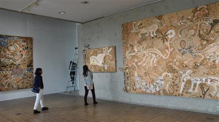 １階の泥絵「双子の鼠」＝２０１５年９月２５日、神奈川県足柄郡箱根町（原圭介撮影）