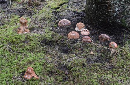 中庭に展示された陶器作品「ヤオロズサマ」たち＝２０１５年９月２５日、神奈川県足柄郡箱根町（原圭介撮影）