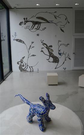 中２階「双子の鼠」などの展示。マスキングプラントの絵が中心＝２０１５年９月２５日、神奈川県足柄郡箱根町（原圭介撮影）