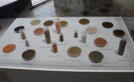 泥絵を描くため持ち歩いている土のサンプル。ソウルや米テキサス州、沖縄などの土が並ぶ。色の違いに驚かされる＝２０１５年９月２５日、神奈川県足柄郡箱根町（原圭介撮影）