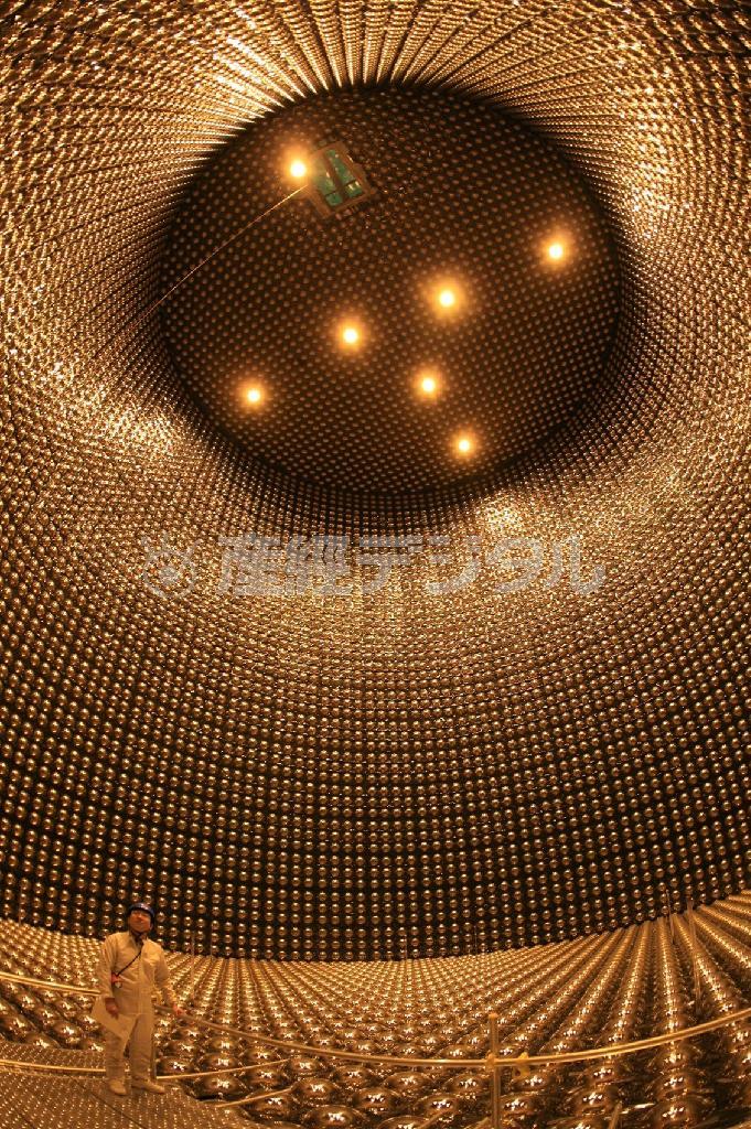 報道陣に公開されたスーパーカミオカンデ内部。たくさんの光電子増倍管が並ぶ＝２００６年４月７日、岐阜県飛騨市（山田哲司撮影）