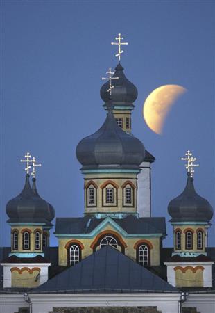 欧州各地や米ではスーパームーンに合わせて皆既月食が起きるという珍しい現象が観察された。ベラルーシ正教会の塔の背後に浮かんだ月食は、まるでおとぎの国のような幻想的なシーンを演出＝２０１５年９月２８日、ベラルーシ・タレット（ＡＰ）