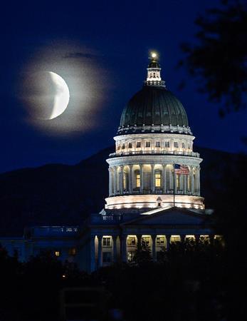州議事堂の上のスーパームーンの皆既月食ショーが行われた＝２０１５年９月２７日、米ユタ州ソルトレークシティー（ＡＰ）