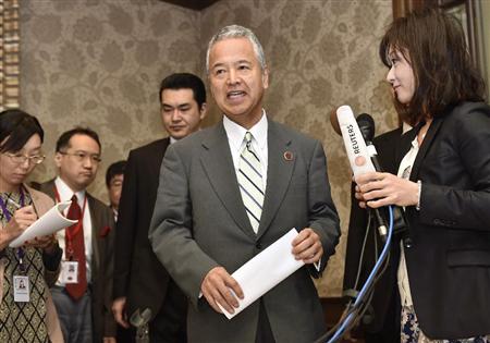 ＴＰＰ交渉について記者の質問に答える甘利ＴＰＰ相＝４日、米アトランタ（共同）