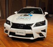 自動運転で高速道路への合流もできるトヨタ自動車の実験車＝６日、東京都江東区有明のＴＦＴホール（会田聡撮影）